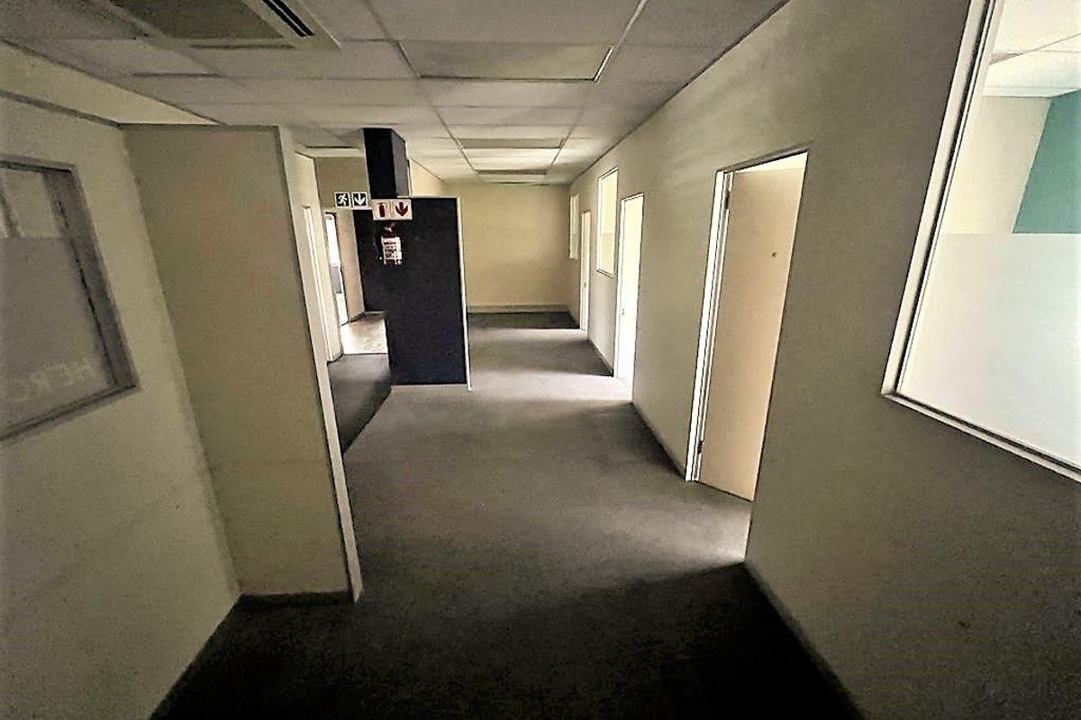 388m2 office space to rent in Parktown - Photo 4
