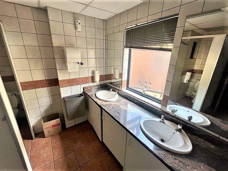 388m2 office space to rent in Parktown - Photo 10