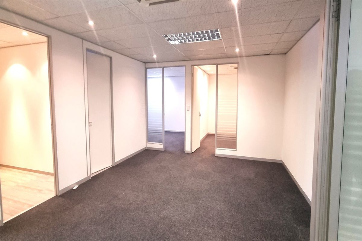 Office space to let on the first floor of the South Block in Culross Court in Bryanston - Photo 4