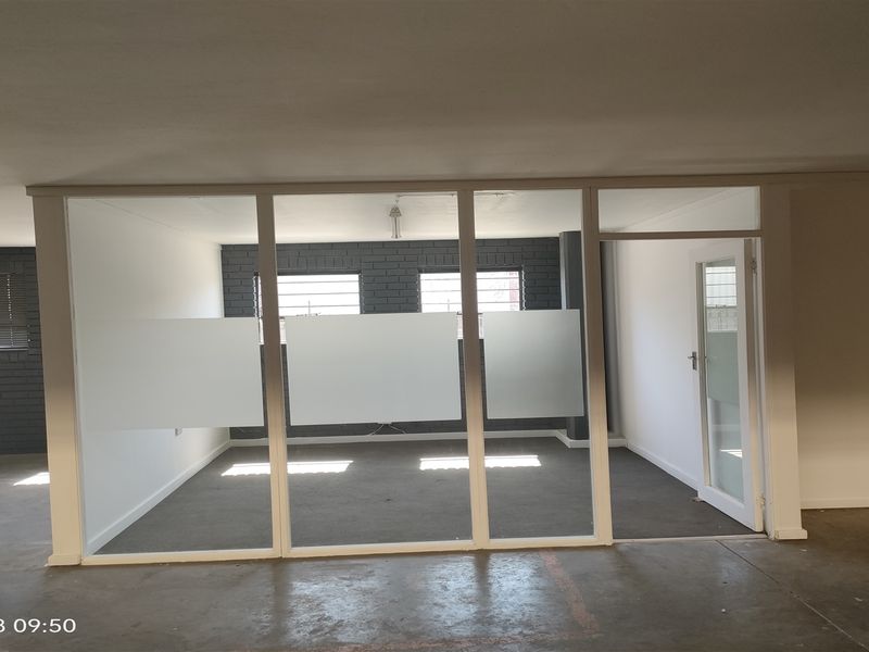 415m2 warehouse  - TO LET - Photo 3