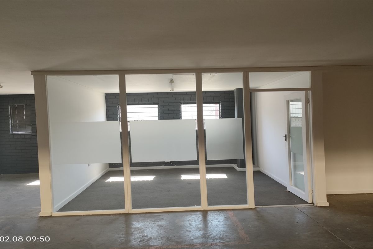 415m2 warehouse  - TO LET - Photo 3