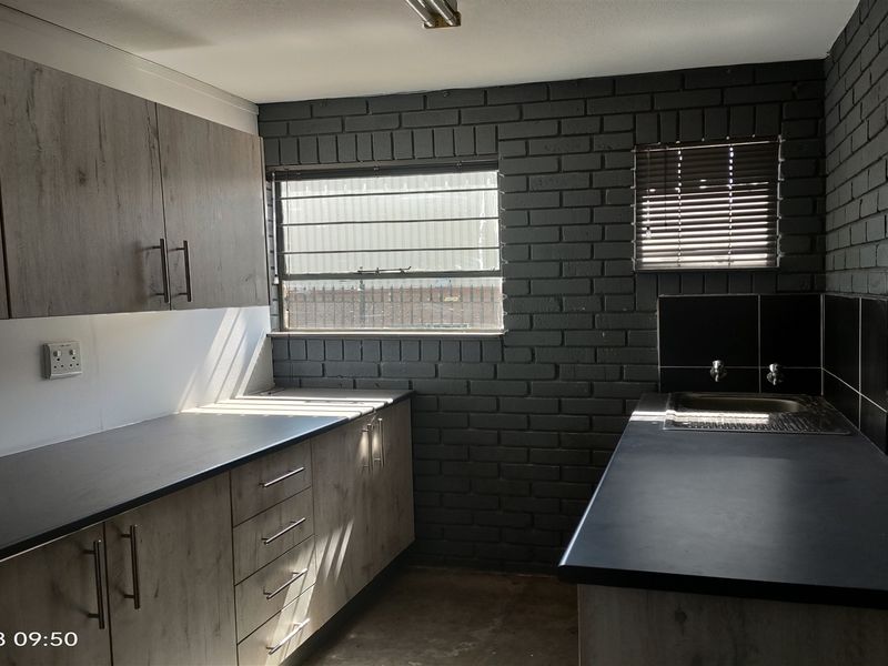 415m2 warehouse  - TO LET - Photo 4