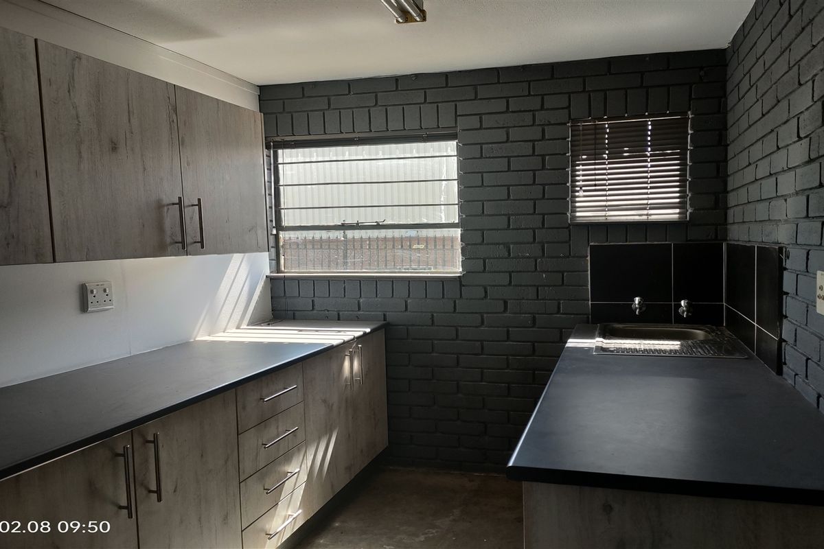 415m2 warehouse  - TO LET - Photo 4