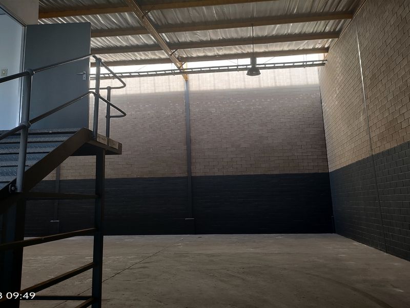 415m2 warehouse  - TO LET - Photo 2