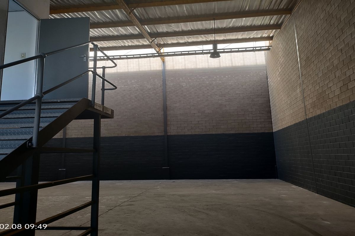 415m2 warehouse  - TO LET - Photo 2