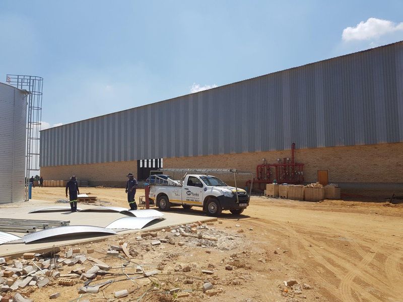 16000m2 warehouse - To Let - Photo 9