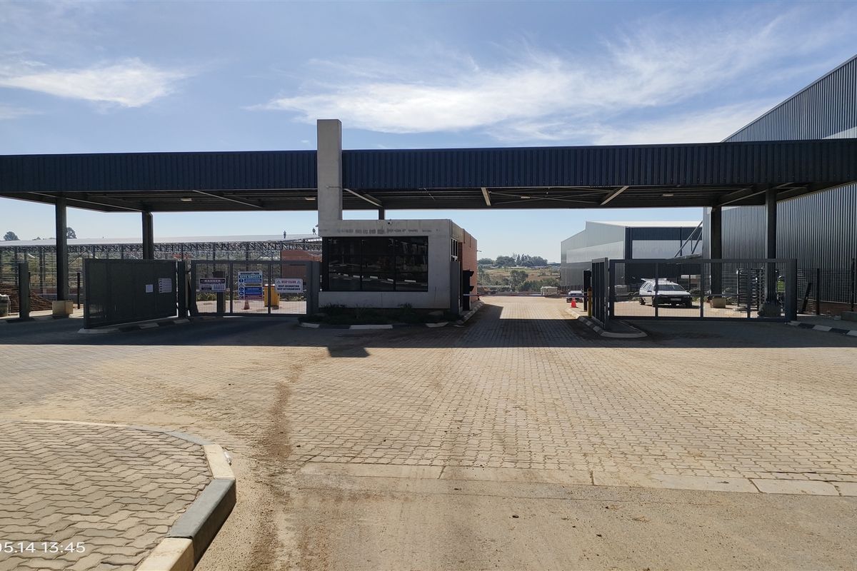 16000m2 warehouse - To Let - Photo 2