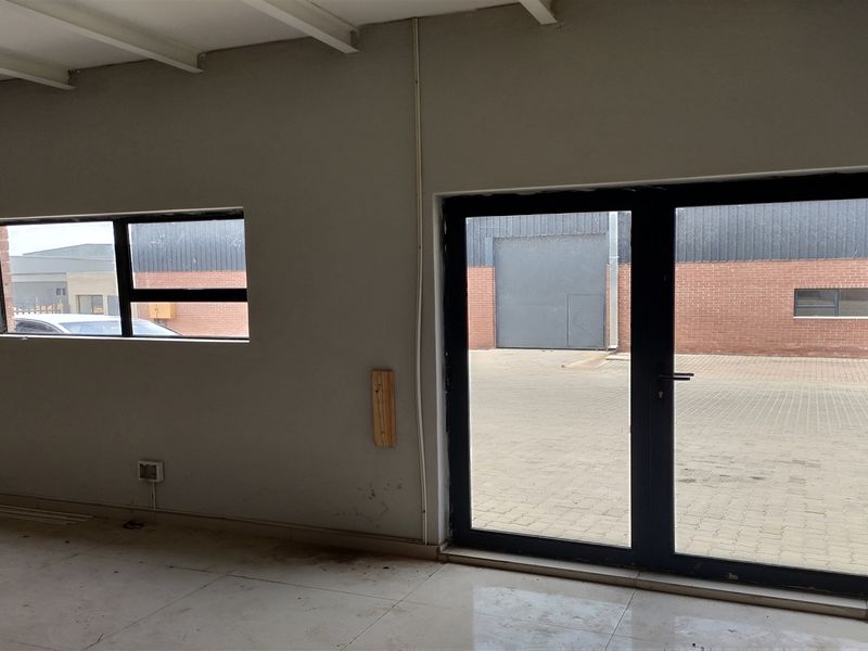 483m2  warehouse  - To Let - Photo 3