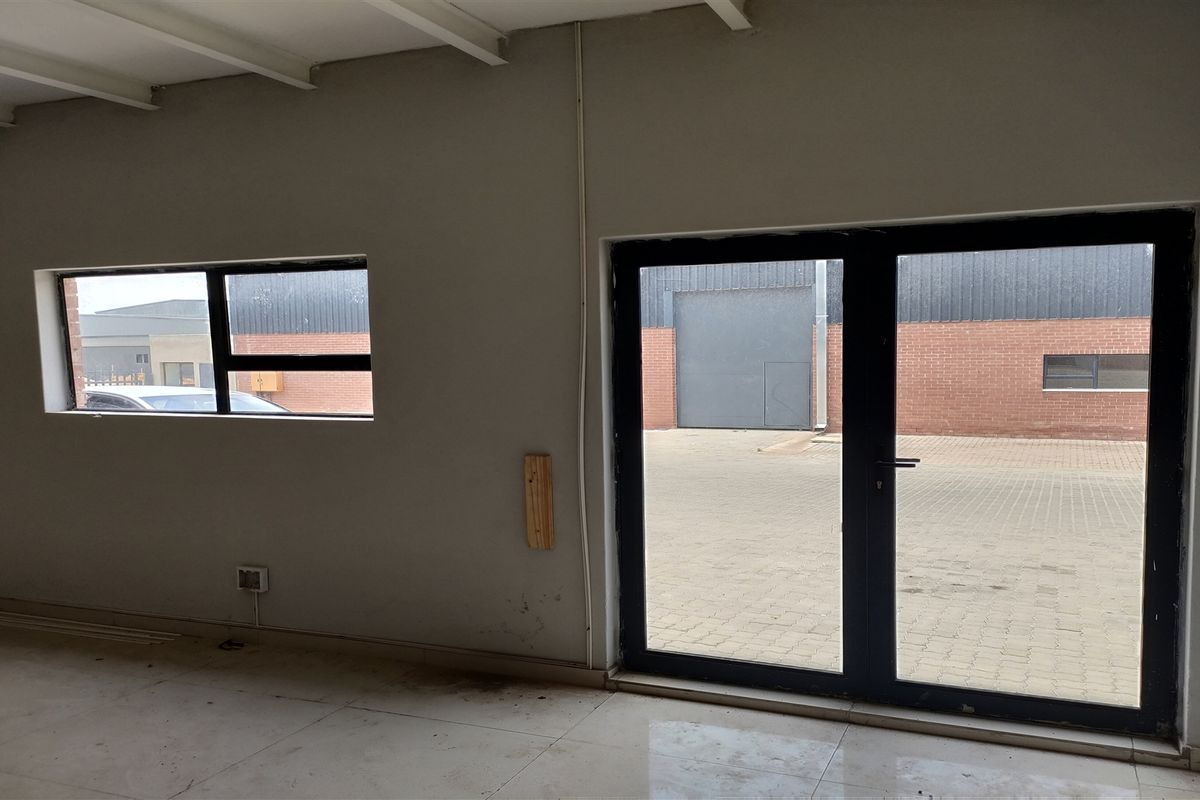 483m2  warehouse  - To Let - Photo 3