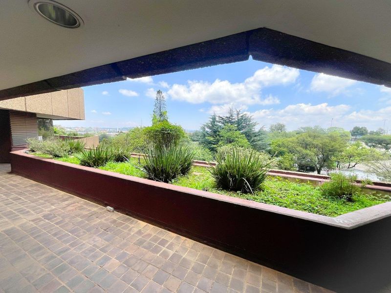 Commercial office space/building to rent in Parktown - Photo 8