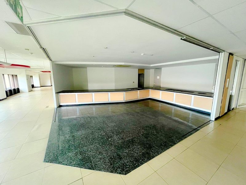 Commercial office space/building to rent in Parktown - Photo 7