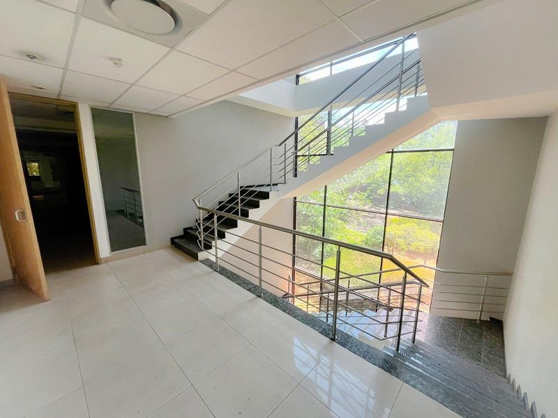 Commercial office space/building to rent in Parktown - Photo 4