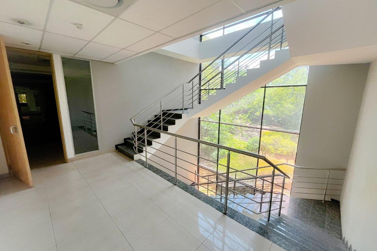 Commercial office space/building to rent in Parktown - Photo 4