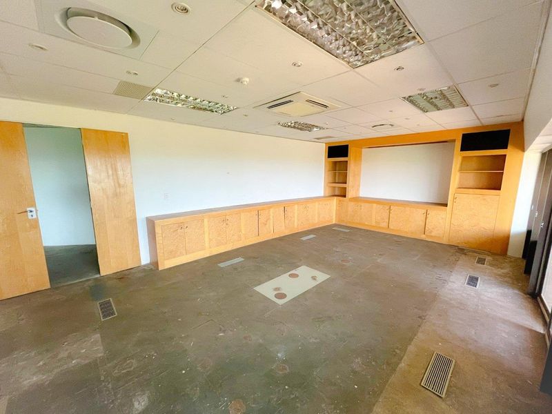Commercial office space/building to rent in Parktown - Photo 10