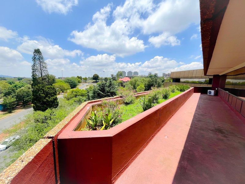 Commercial office space/building to rent in Parktown - Photo 9