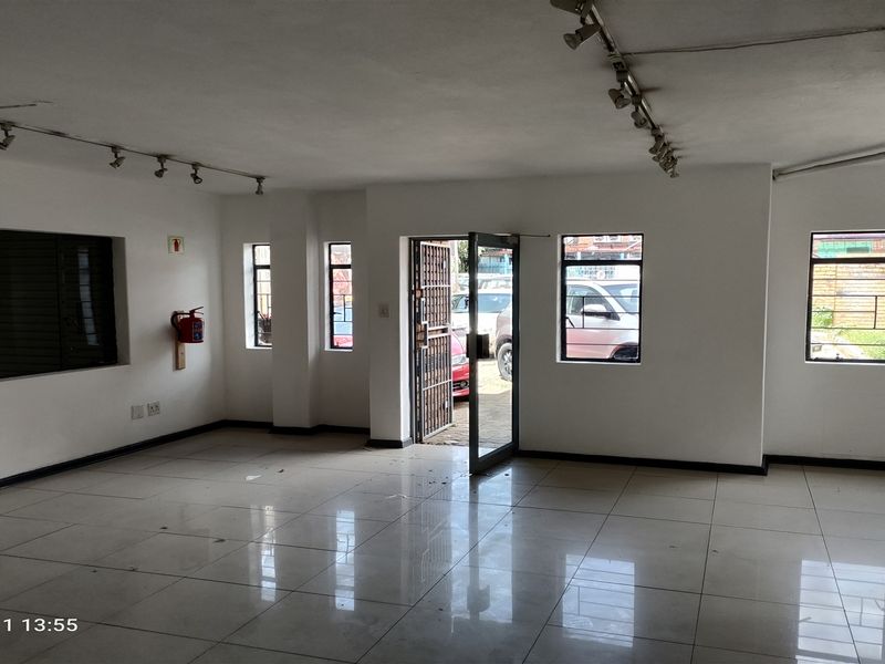 256m2  warehouse -To Let - Photo 3