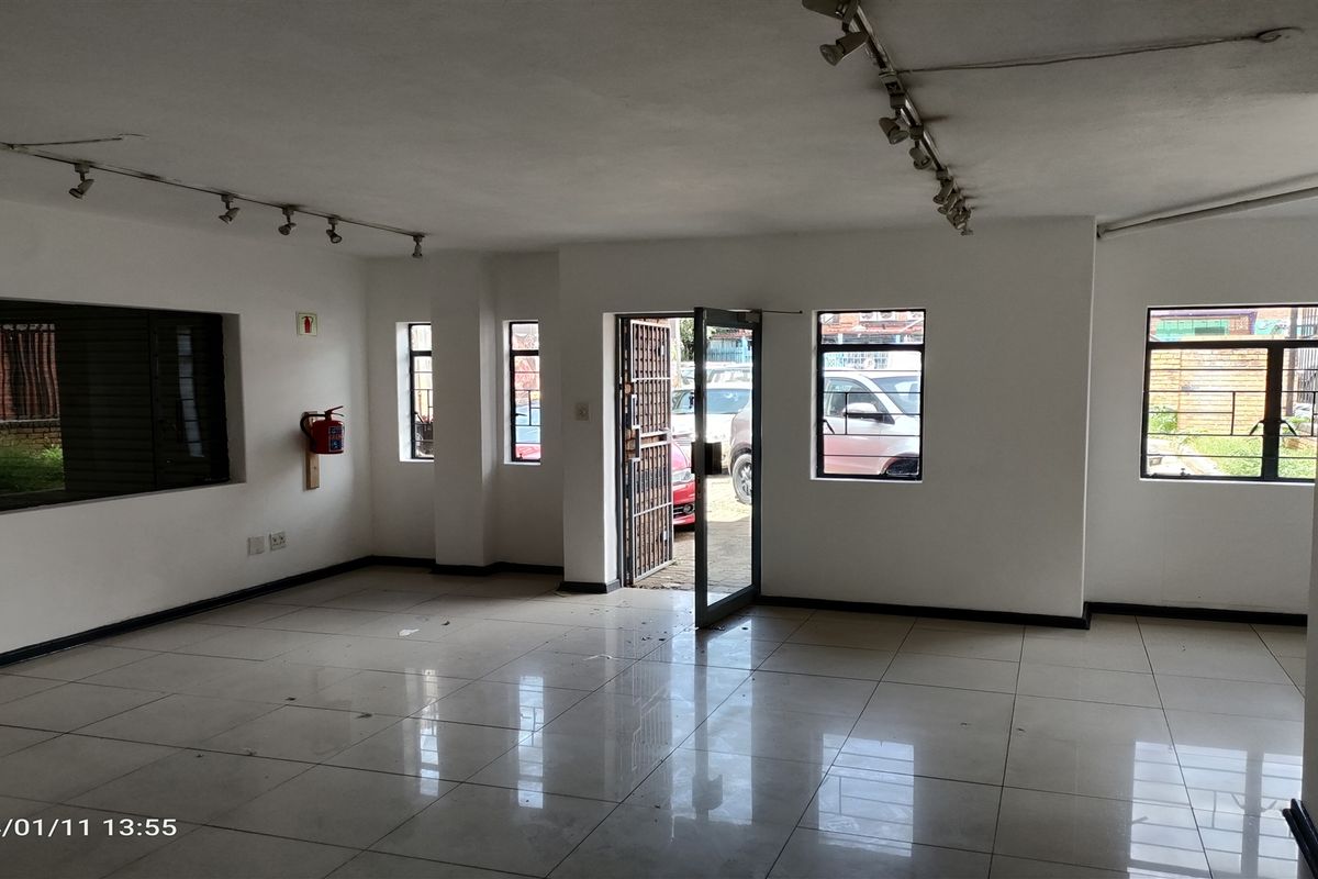 256m2  warehouse -To Let - Photo 3