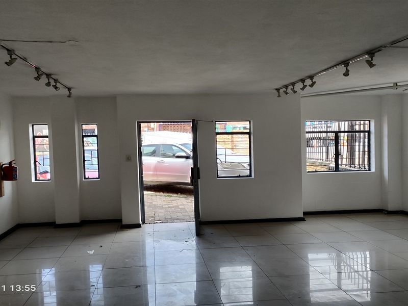 256m2  warehouse -To Let - Photo 4