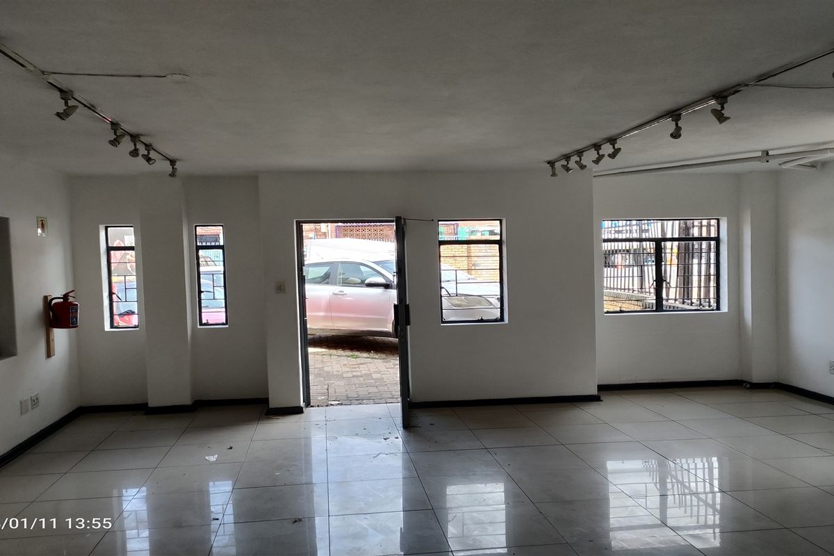 256m2  warehouse -To Let - Photo 4