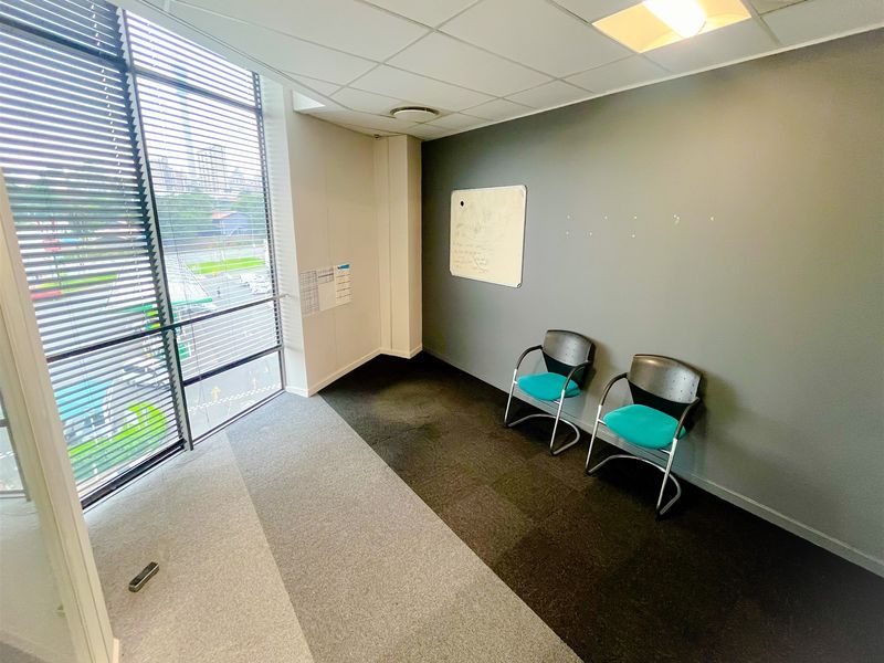 2200m2 office space to rent in Parktown - Photo 9