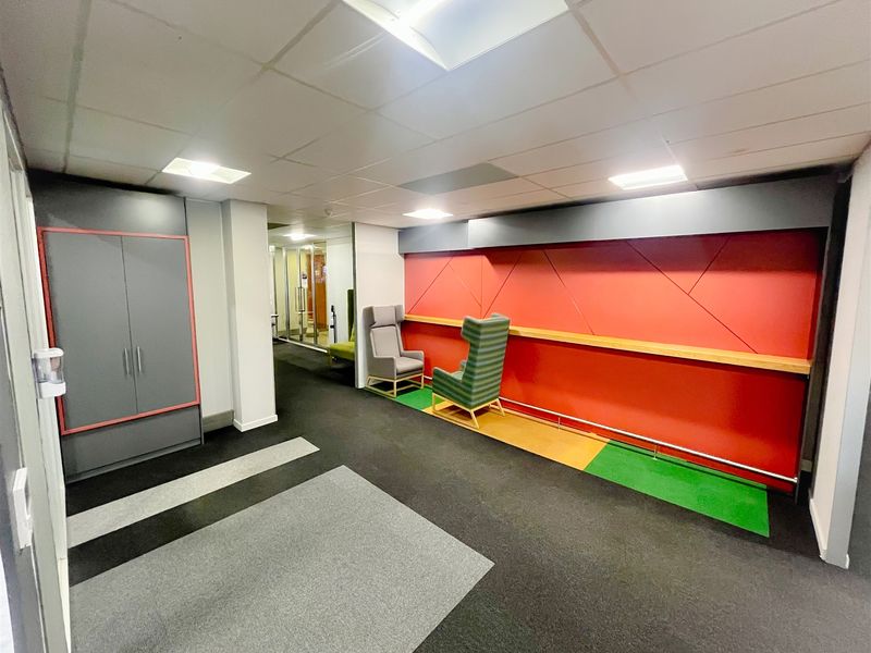 2200m2 office space to rent in Parktown - Photo 6