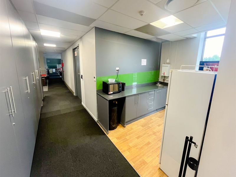 2200m2 office space to rent in Parktown - Photo 8