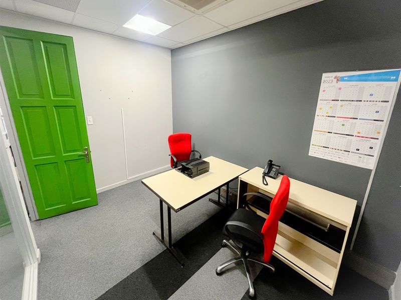 2200m2 office space to rent in Parktown - Photo 5