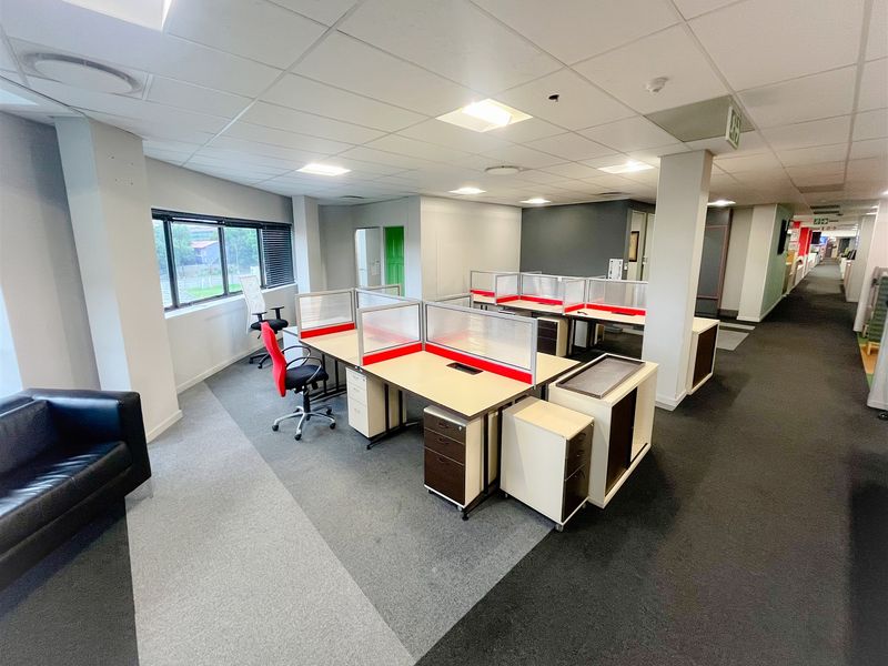 2200m2 office space to rent in Parktown - Photo 3