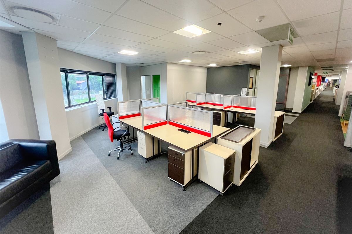2200m2 office space to rent in Parktown - Photo 3