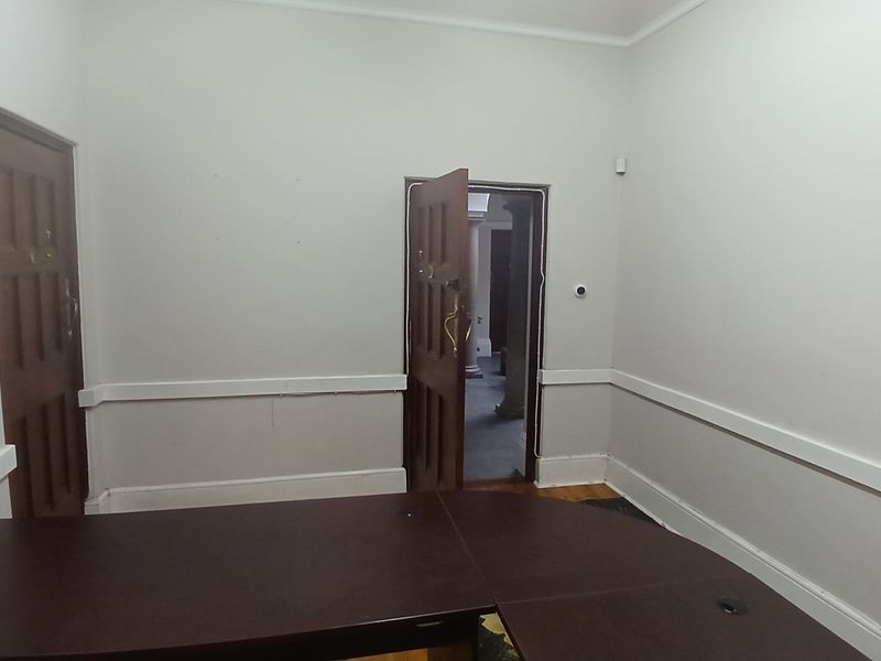 Prime Co-Working Office Space to Let in the Heart of Town - Photo 3