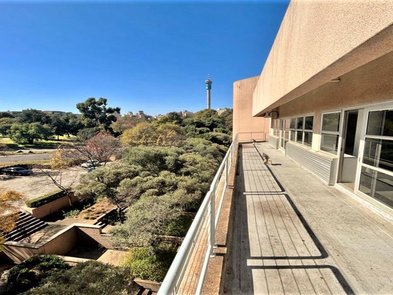 Office space to let in Parktown - Photo 4