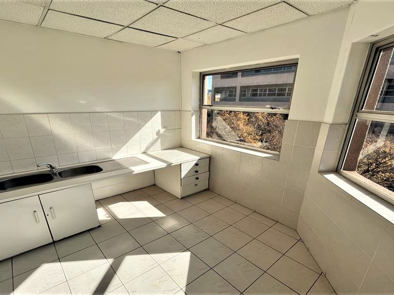 Office space to let in Parktown - Photo 6