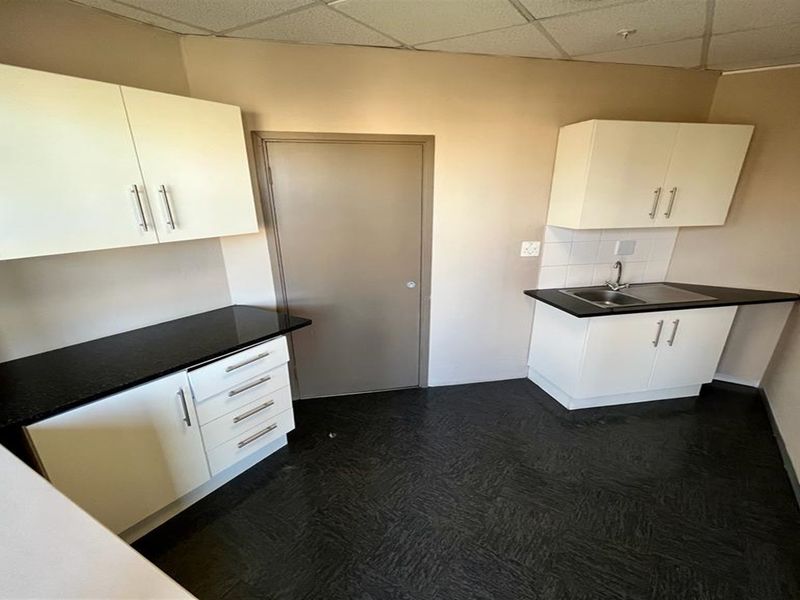 Office space to let in Parktown - Photo 6