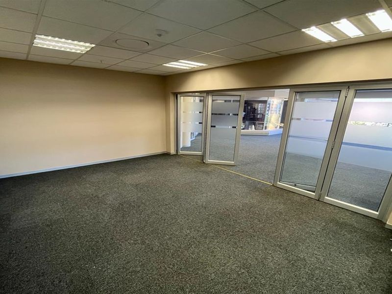 Office space to let in Parktown - Photo 8