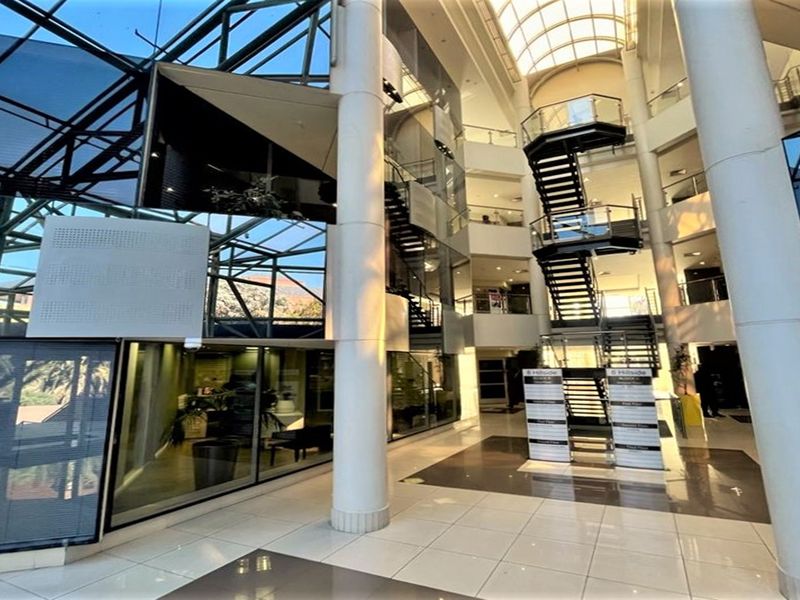 Office space to let in Parktown - Photo 2