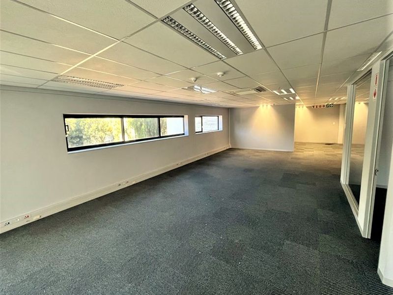 Office space to let in Parktown - Photo 8