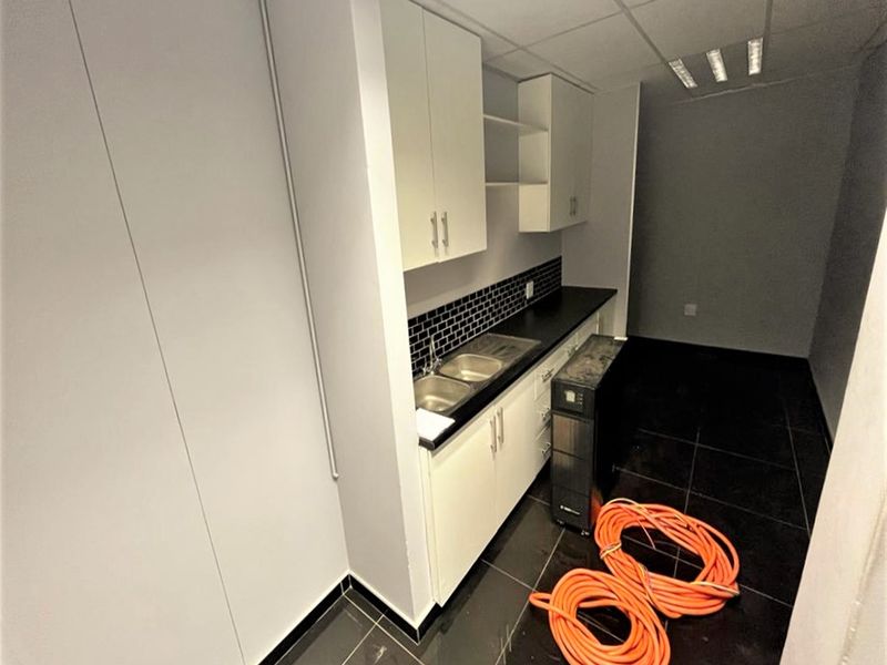 Office space to let in Parktown - Photo 9