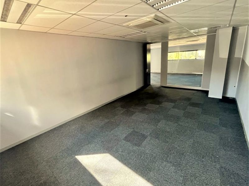 Office space to let in Parktown - Photo 7