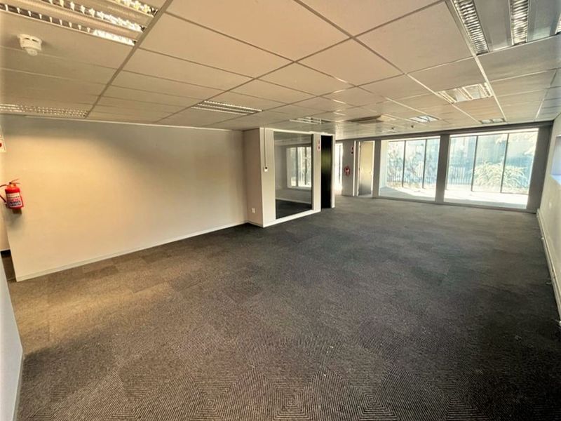 Office space to let in Parktown - Photo 4