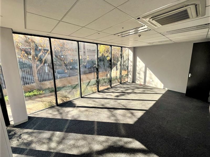 Office space to let in Parktown - Photo 5