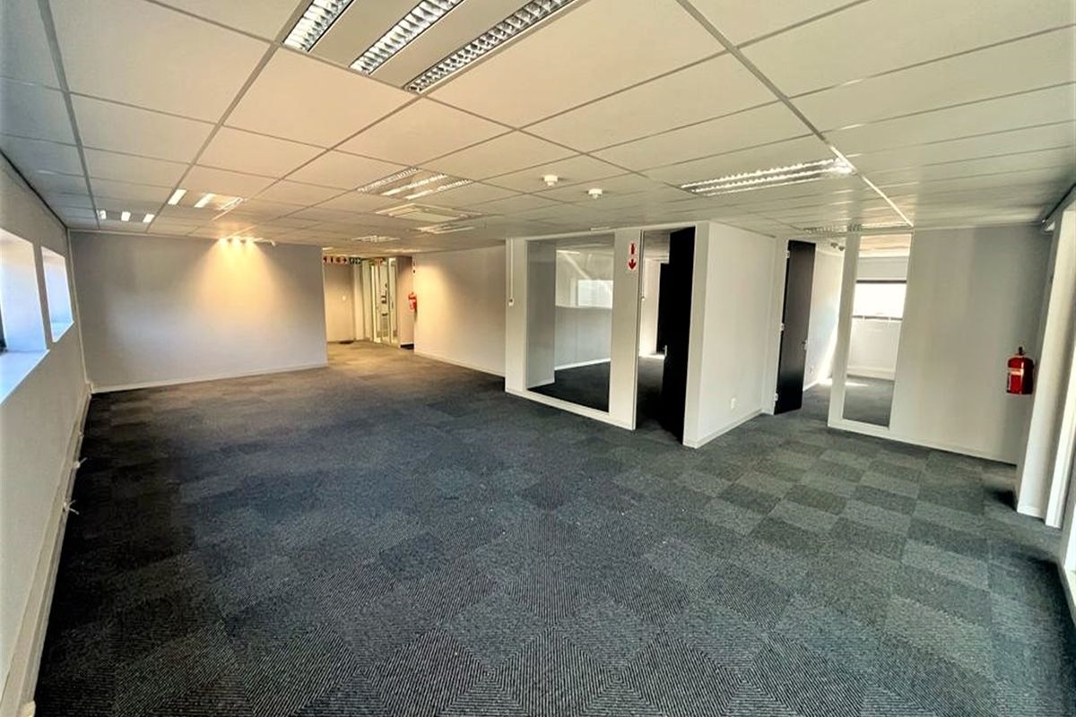Office space to let in Parktown - Photo 2