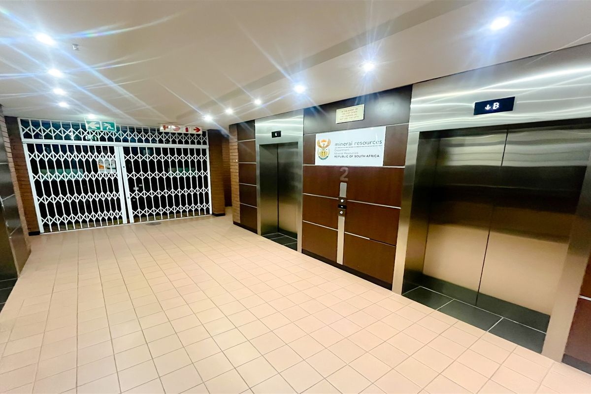 Office space to let in Braamfontein - Photo 2