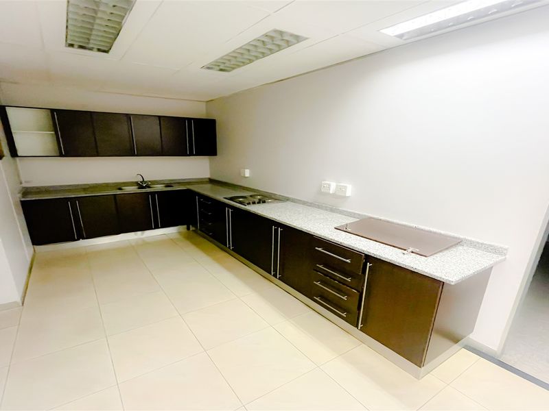 Office space to let in Braamfontein - Photo 10