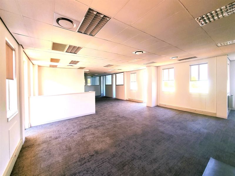 Office space to let in Freestanding building in Bryanston - Photo 9