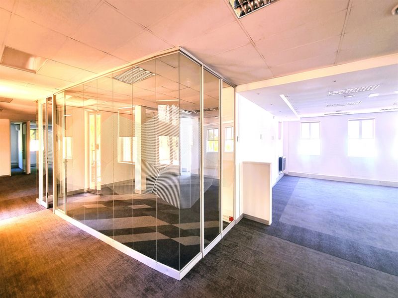 Office space to let in Freestanding building in Bryanston - Photo 10