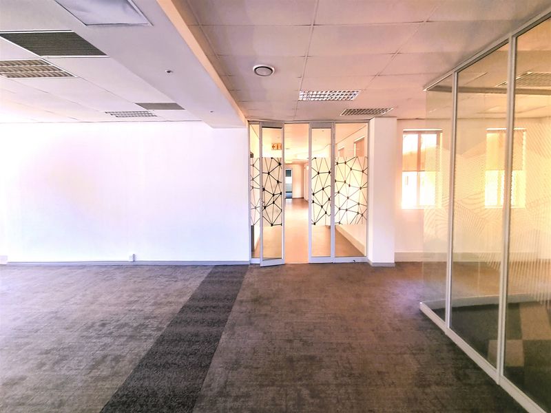 Office space to let in Freestanding building in Bryanston - Photo 4
