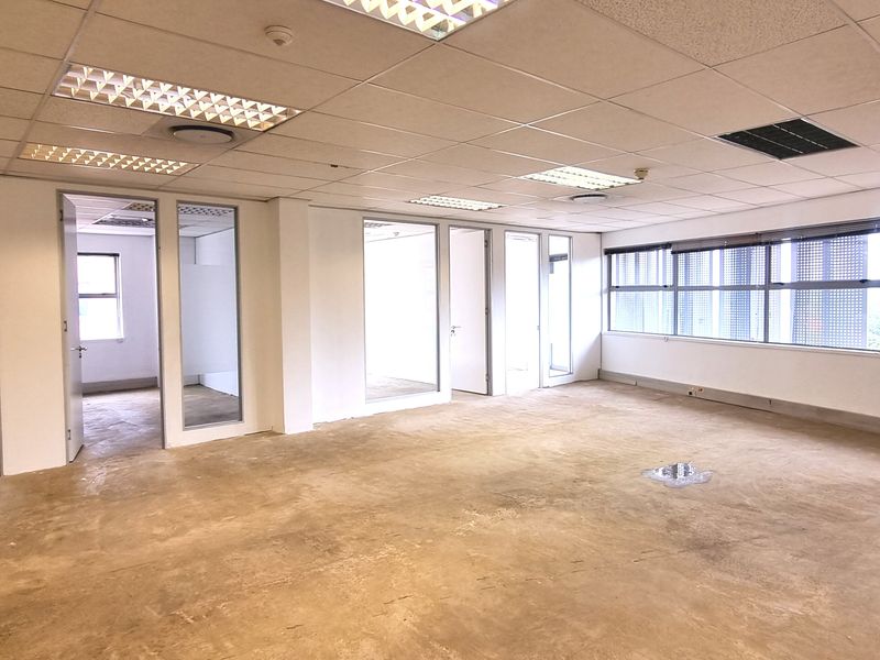 Office space to let in The Woodlands. - Photo 9