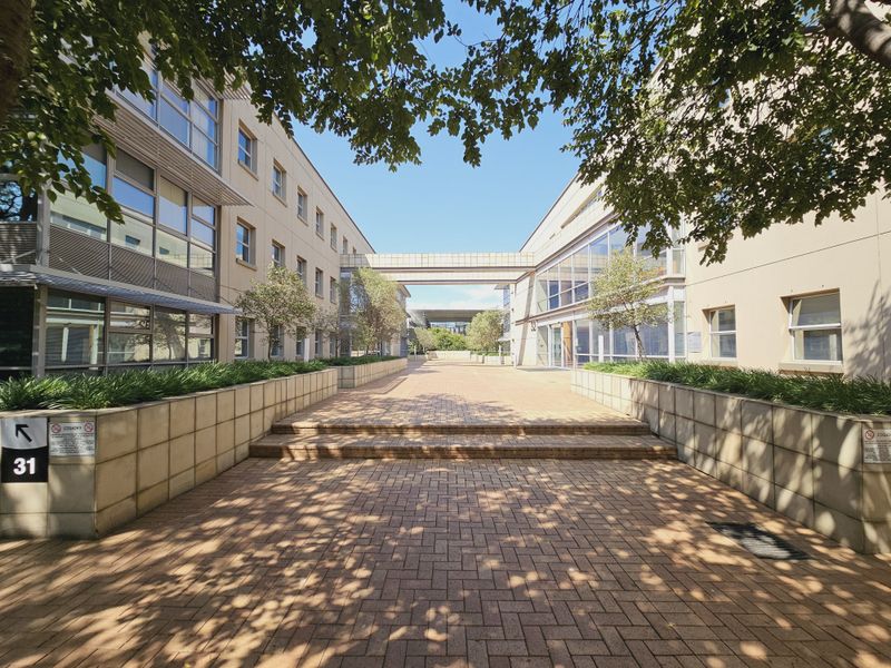 Office space to let in The Woodlands. - Photo 2