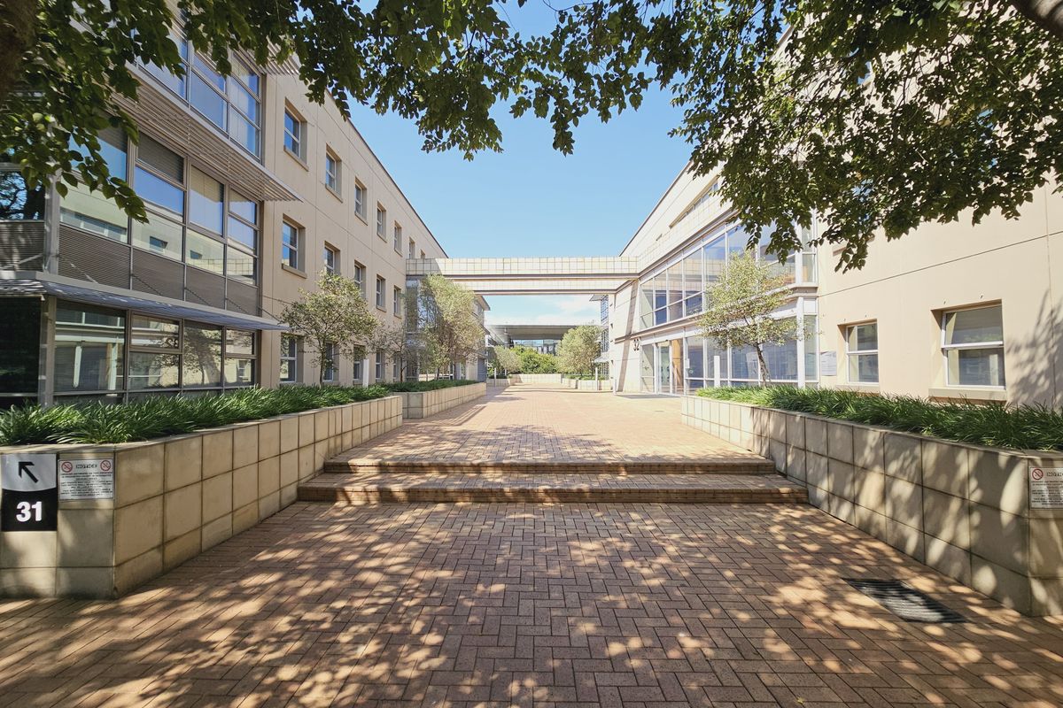 Office space to let in The Woodlands. - Photo 2
