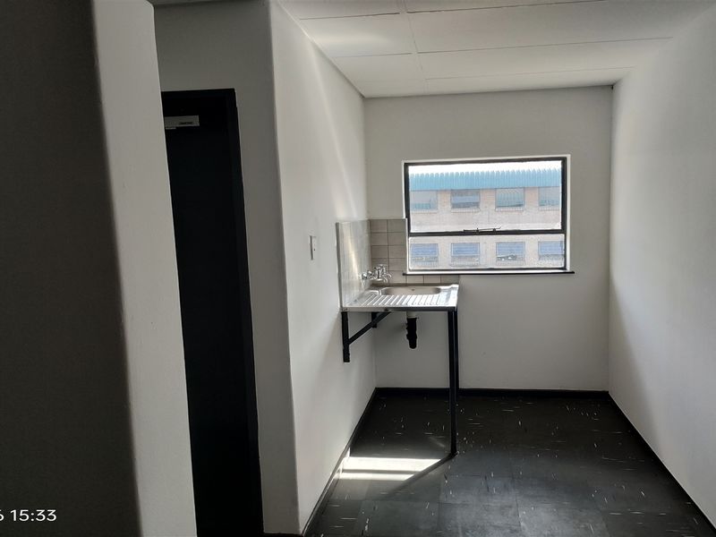 580m2  Warehouse  - TO LEASE - Photo 8